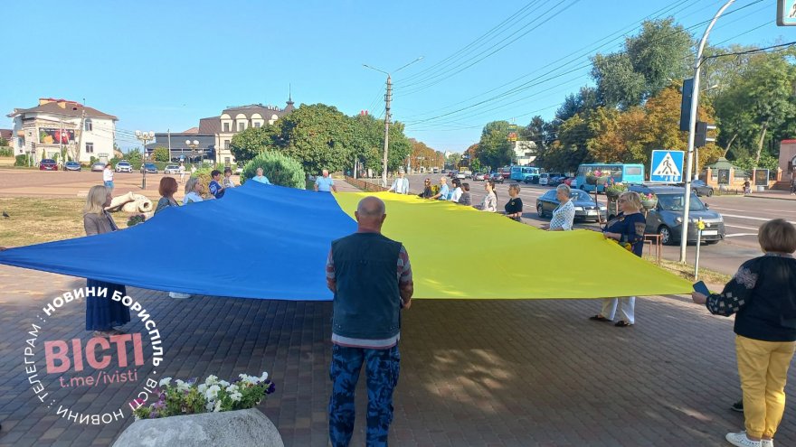 Хвилина мовчання у День пам’яті поряд із 16-метровим прапором України Хвилина мовчання у День пам’яті поряд із 16-метровим прапором України