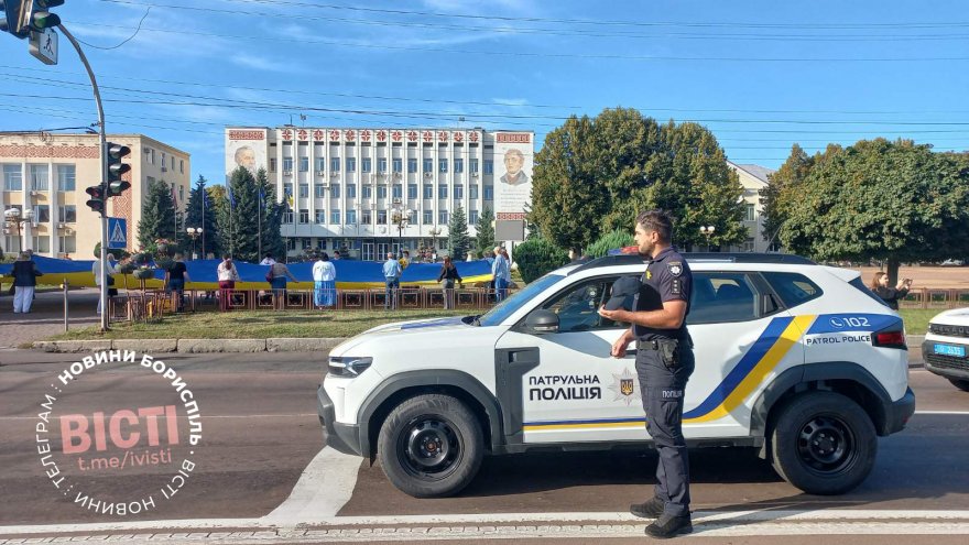 Хвилина мовчання у День пам’яті поряд із 16-метровим прапором України Хвилина мовчання у День пам’яті поряд із 16-метровим прапором України