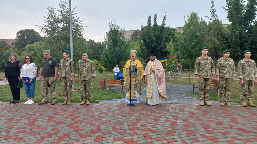 На Книшовому меморіально-парковому комплексі з’явився блакитно-чорний прапор — символ пам'яті про зниклих безвісти На Книшовому меморіально-парковому комплексі з’явився блакитно-чорний прапор — символ пам'яті про зниклих безвісти