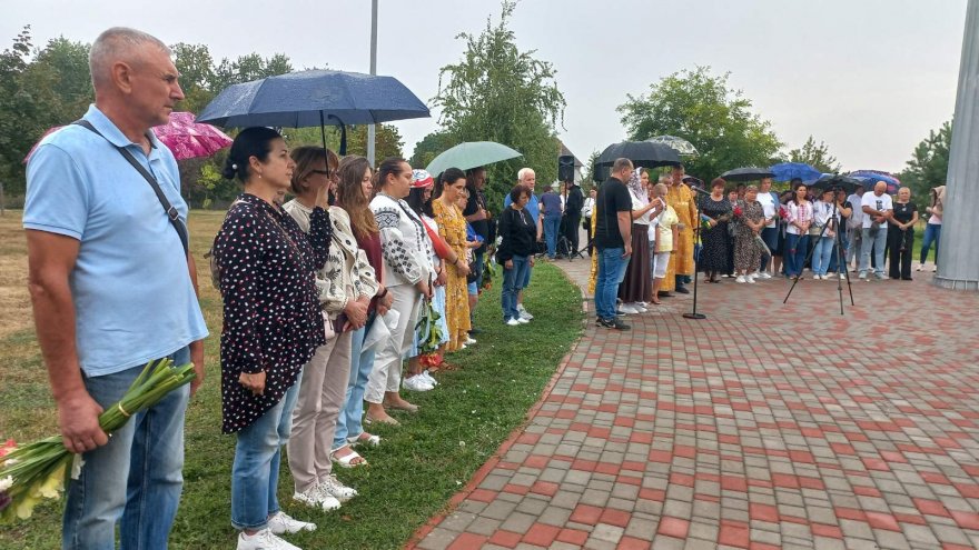 На Книшовому меморіально-парковому комплексі з’явився блакитно-чорний прапор — символ пам'яті про зниклих безвісти На Книшовому меморіально-парковому комплексі з’явився блакитно-чорний прапор — символ пам'яті про зниклих безвісти