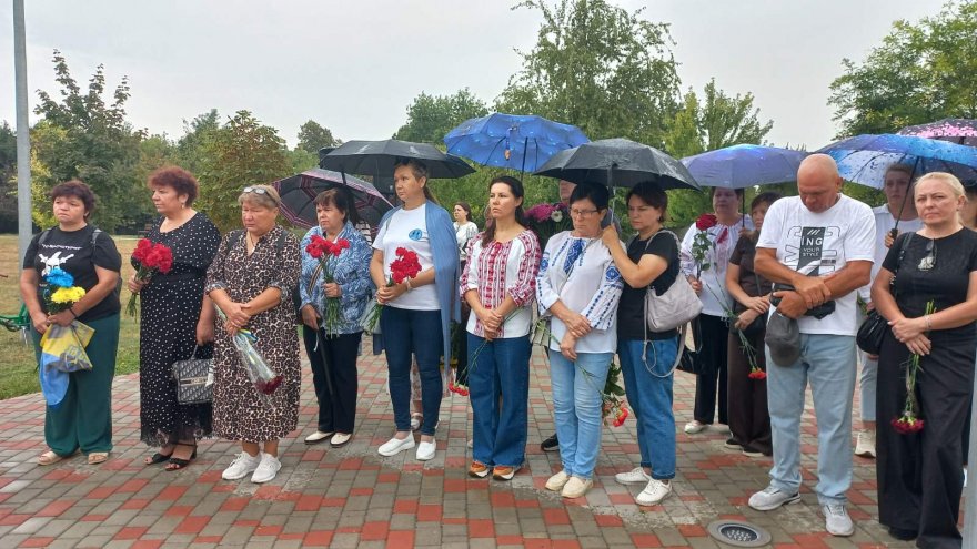 На Книшовому меморіально-парковому комплексі з’явився блакитно-чорний прапор — символ пам'яті про зниклих безвісти На Книшовому меморіально-парковому комплексі з’явився блакитно-чорний прапор — символ пам'яті про зниклих безвісти