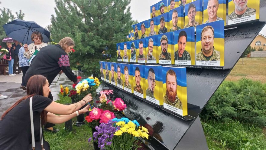 На Книшовому меморіально-парковому комплексі з’явився блакитно-чорний прапор — символ пам'яті про зниклих безвісти На Книшовому меморіально-парковому комплексі з’явився блакитно-чорний прапор — символ пам'яті про зниклих безвісти