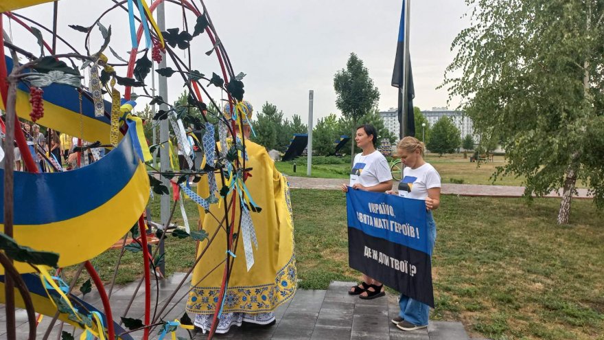 На Книшовому меморіально-парковому комплексі з’явився блакитно-чорний прапор — символ пам'яті про зниклих безвісти На Книшовому меморіально-парковому комплексі з’явився блакитно-чорний прапор — символ пам'яті про зниклих безвісти