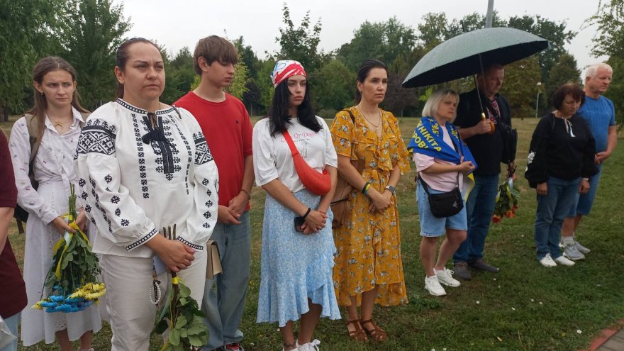 На Книшовому меморіально-парковому комплексі з’явився блакитно-чорний прапор — символ пам'яті про зниклих безвісти На Книшовому меморіально-парковому комплексі з’явився блакитно-чорний прапор — символ пам'яті про зниклих безвісти