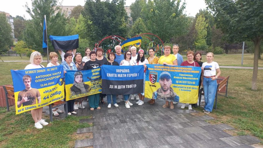 На Книшовому меморіально-парковому комплексі з’явився блакитно-чорний прапор — символ пам'яті про зниклих безвісти На Книшовому меморіально-парковому комплексі з’явився блакитно-чорний прапор — символ пам'яті про зниклих безвісти