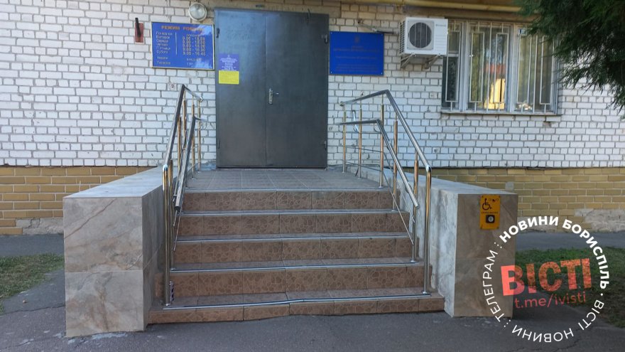Паспортний стіл у Борисполі більше не бар’єрний